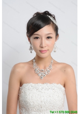 Pretty Women Jewelry Set Including Necklace Earrings in Silver