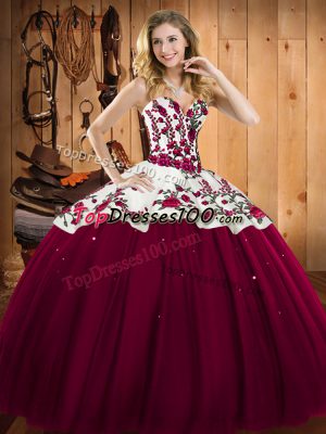 Satin and Tulle Sweetheart Sleeveless Lace Up Embroidery Vestidos de Quinceanera in Burgundy