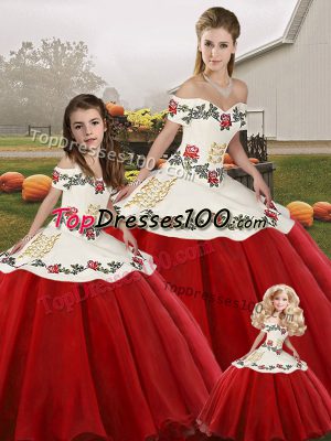 Comfortable White And Red Ball Gowns Off The Shoulder Sleeveless Organza Floor Length Lace Up Embroidery Quinceanera Gown