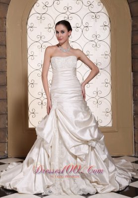 Exclusive Off White A-line Wedding Dress For 2013 Lace Decorate Bust and Pick-ups Gown