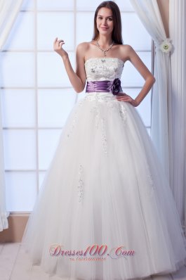 Luxurious A-line Strapless Floor-lengthTulle Beading and Hand Made Flowers Wedding Dress