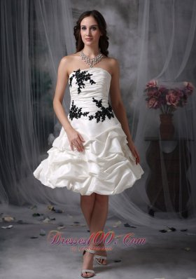 Lovely A-line Strapless Cocktail Dress Taffeta Appliques and Ruch Knee-length