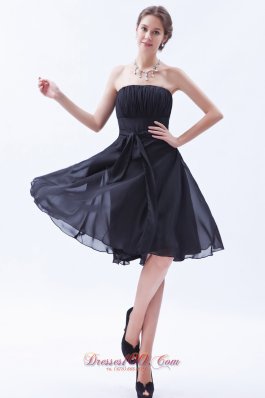 2013 Black A-line / Princess Strapless Knee-length Chiffon Bow Bridesmaid Dress