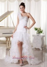 High Slit Organza Ruffled Court Train Fashionable Wedding Dress With Hand Made Flower Decorate One Shoulder and Beaded Bust
