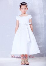 Lovely White A-line Scoop Beading and Bow Flower Girl Dress Tea-length Taffeta