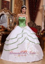 Cheap Cheap Spring Green and White Quinceanera Dress Strapless Organza Embroidery Ball Gown