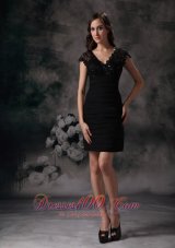 New Black Column / Sheath V-neck Little Black Dress Sain Beading and Lace Mini-length