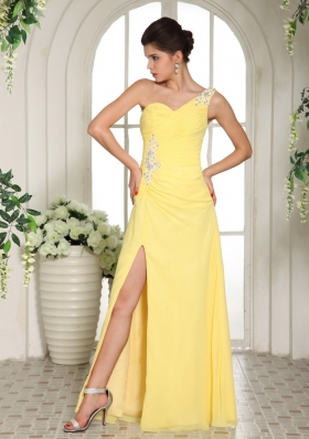 Stylish Light Yellow One Shoulder High Slit Prom Dress With Appliques and Ruch