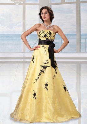 Pretty A Line Yellow Strapless Prom Dress with Appliques