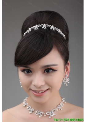 Unique and Gorgeous Tiara and Necklace in Pearl and Alloy