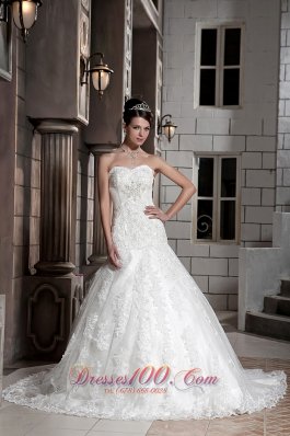Beautiful A-line Sweetheart Chapel Train Lace Beading Wedding Dress