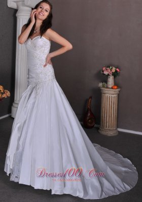 Beautiful A-line Sweetheart Chapel Train Taffeta Appliques Wedding Dress