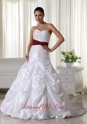 Modest A-line Sweetheart Chapel Train Taffeta Appliques Wedding Dress