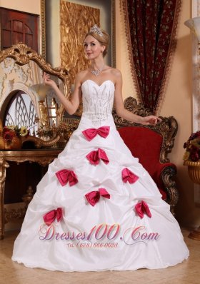 2013 Modest White Quinceanera Dress Sweetheart Taffeta Beading and Bowknots A-line