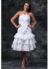 A-Line Strapless Knee-length Bowknot and Ruching Taffeta Wedding Dress