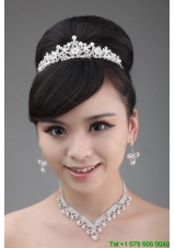 Tiara and Necklace in Luxurious Pearl and Alloy