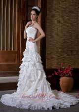 Fashionable Wedding Dress Mermaid Strapless Appliques Ruffled Layers Chapel Train Taffeta