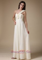 2013 White Empire One Shoulder Low Cost Wedding Dress Chiffon Hand Made Flowers Floor-length