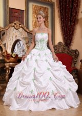 Popular White Quinceanera Dress Strapless Taffeta Appliques Ball Gown