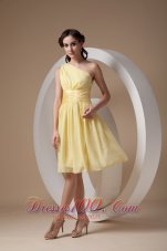 Custom Made Light Yellow Cocktail Dress Column / Sheath One Shoulder Chiffon Ruch Knee-length  Dama Dresses